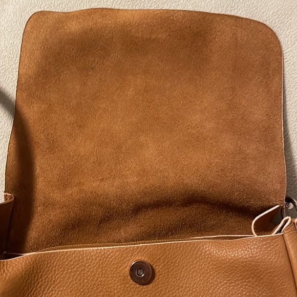 Rudsak saddle bag. Comes with detachable bag that can be used as a makeup bag - Picture 4 of 6